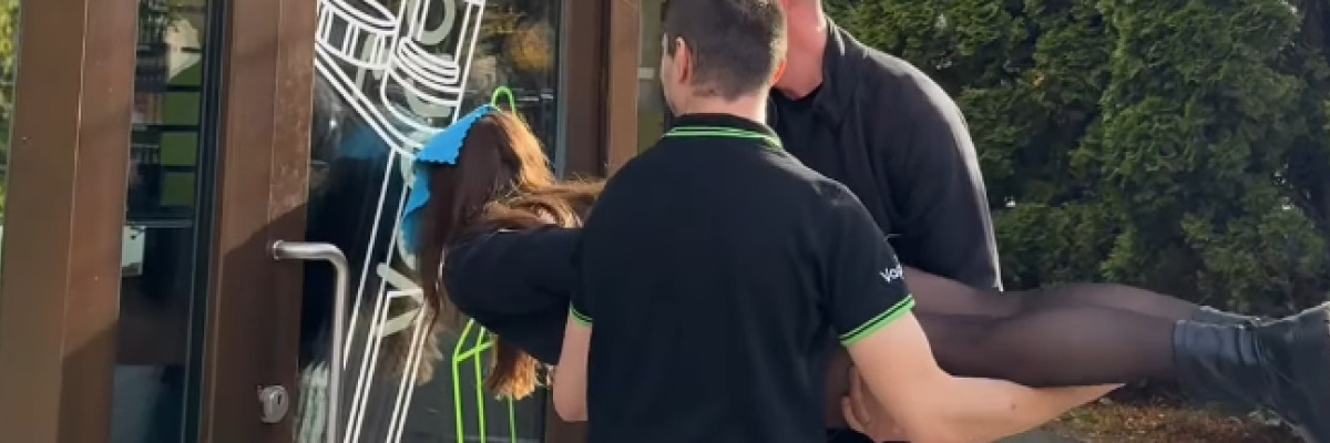 Šéf už zase řekl „používejte hlavu“. Tak jsme to zkusili doslova.